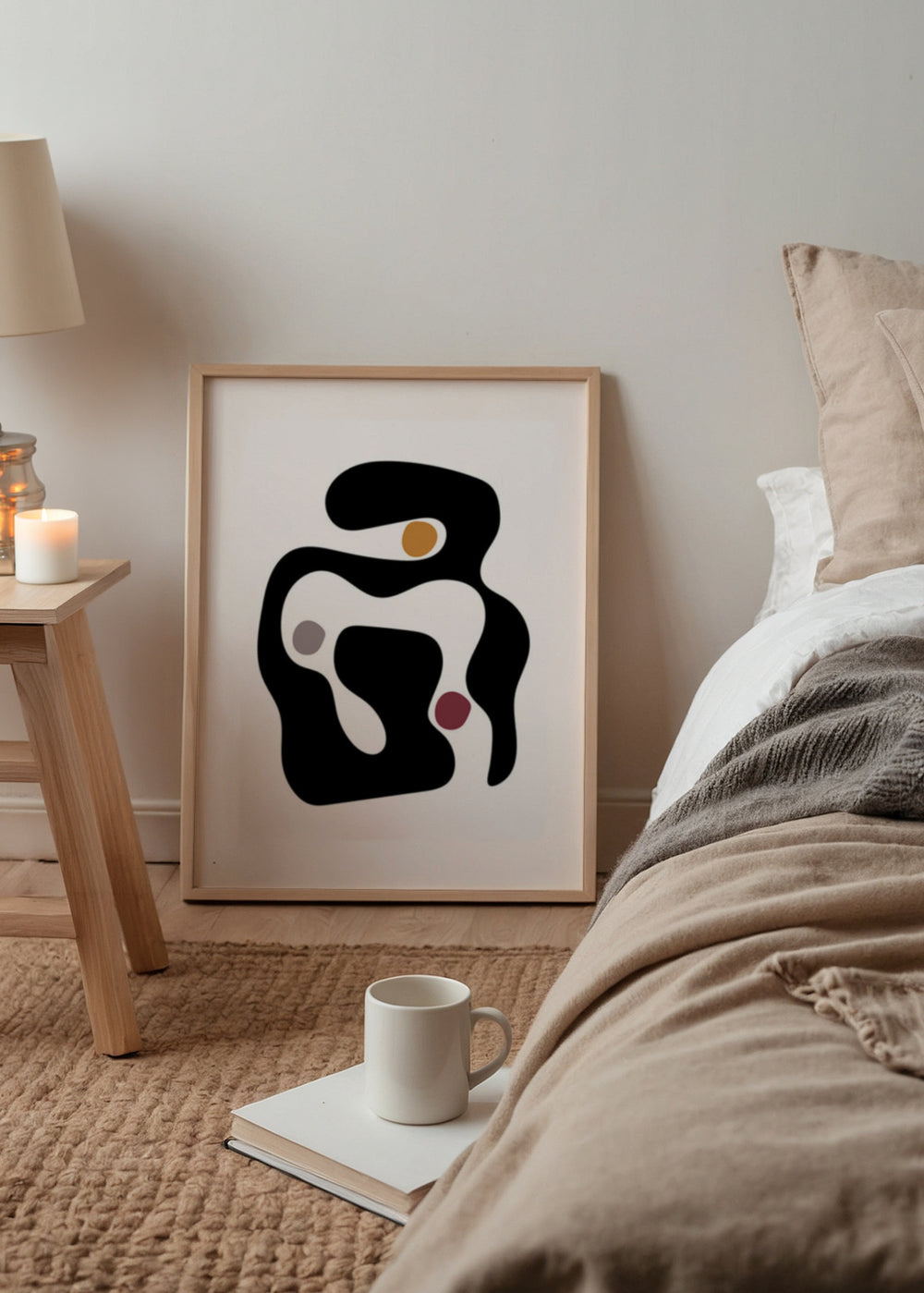 Tableau abstrait encadré avec formes organiques noires sur fond blanc, touches moutarde, gris taupe et bordeaux, dans un style contemporain épuré. Disponible sur kudeko.com