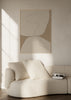 Cuadro decorativo de estilo minimalista y abstracto colocado en salón, composición abstracta orgánica en tonos arena, modelo Soplo Otoñal V