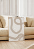 Cuadro decorativo de estilo minimalista y abstracto colocado en salón, trazos abstractos orgánicos en beige, modelo Soplo Otoñal VII