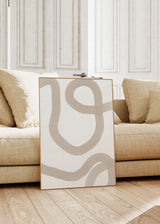 Cuadro decorativo de estilo minimalista y abstracto colocado en salón, trazos abstractos orgánicos en beige, modelo Soplo Otoñal VII
