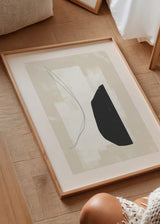 Cuadro decorativo de estilo minimalista y abstracto colocado en salón, composición abstracta orgánica en tonos neutros, modelo Soplo Otoñal VIII
