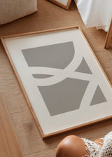Wandbild mit ineinander verlaufenden weißen geschwungenen Linien auf taupegrauem Hintergrund, reduzierte Komposition im minimalistischen Stil mit ausgewogener moderner Wirkung. Erhältlich auf kudeko.com