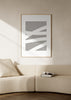 Abstraktes Wandbild mit weißen geschwungenen und diagonalen Streifen auf taupegrauem Hintergrund, sanftem Kontrast, neutralen Farben und elegantem minimalistischem Stil. Erhältlich auf kudeko.com