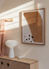 Tableau abstrait avec grand bloc terracotta, fond blanc lumineux, petits accents noirs dispersés et style minimaliste chaleureux. Disponible sur kudeko.com
