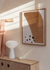 Tableau abstrait avec grand bloc terracotta, fond blanc lumineux, petits accents noirs dispersés et style minimaliste chaleureux. Disponible sur kudeko.com