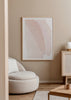Wandbild mit abstrakter Komposition aus breiten Streifen in Puderrosa, hellem Beige und sanften Nude-Tönen, in einem zarten und lichtvollen Stil. Erhältlich auf kudeko.com