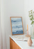 Cuadro decorativo de estilo minimalista y abstracto colocado en salón, paisaje abstracto en acuarela azul, modelo Watercolor Landscape