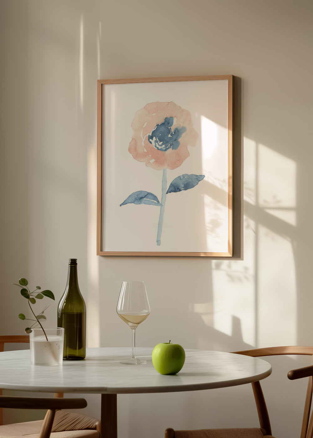Cuadro decorativo de estilo minimalista y acuarela colocado en dormitorio, flor en acuarela en tonos suaves, modelo Watercolor Flower II