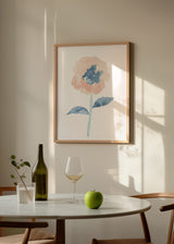 Cuadro decorativo de estilo minimalista y acuarela colocado en dormitorio, flor en acuarela en tonos suaves, modelo Watercolor Flower II