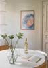 Cuadro decorativo de estilo minimalista y acuarela colocado en dormitorio, flor en acuarela de tonos suaves, modelo Watercolor Flower