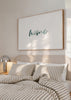 Cuadro decorativo de estilo minimalista y acuarela colocado en salón, tipografía floral home en acuarela, modelo Home Floral