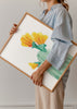 Cuadro decorativo de estilo minimalista y acuarela colocado en salón, ilustración de cactus con flores amarillas, modelo Ilustración Cactus II