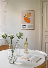 Wandbild mit Illustration aus ganzen Orangen und einer Zitrusscheibe in Orange, Olivgrün und Beige, mit modernem Editorial-Stil und klarer, ausgewogener Gestaltung. Erhältlich auf kudeko.com