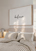 Cuadro decorativo de estilo minimalista y blanco_y_negro colocado en dormitorio, tipografía motivacional minimalista, modelo Believe