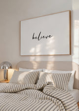Cuadro decorativo de estilo minimalista y blanco_y_negro colocado en dormitorio, tipografía motivacional minimalista, modelo Believe