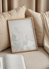 Cuadro decorativo de estilo minimalista y blanco_y_negro colocado en dormitorio, cielo nublado en tonos suaves, modelo Cielo Nublado