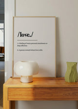 Tableau encadré avec le mot love, typographie noire, définition en anglais sur fond blanc, lignes fines et style épuré moderne et romantique. Disponible sur kudeko.com