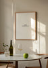 Cuadro decorativo de estilo minimalista y blanco_y_negro colocado en dormitorio, frase tipográfica minimalista en blanco y negro, modelo Imperfect