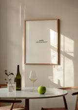 Cuadro decorativo de estilo minimalista y blanco_y_negro colocado en dormitorio, frase tipográfica minimalista en blanco y negro, modelo Imperfect