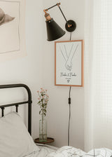 Cuadro decorativo de estilo minimalista y blanco_y_negro colocado en dormitorio, ilustración minimalista de manos entrelazadas, modelo Manos Amorosas