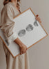 Cuadro decorativo de estilo minimalista y blanco_y_negro colocado en dormitorio, fases de la luna en composición minimalista, modelo Moon Phases