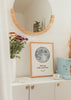 Cuadro decorativo de estilo minimalista y blanco_y_negro colocado en dormitorio, lámina romántica de la luna personalizada, modelo Moon