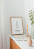 Cuadro decorativo de estilo minimalista y blanco_y_negro colocado en dormitorio, Lámina tipográfica personalizada con fecha especial, modelo Una Fecha a Destacar