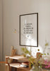 Cuadro decorativo de estilo minimalista y blanco_y_negro colocado en oficina, frase motivacional minimalista en blanco y negro, modelo Futuro