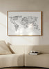 Horizontales Wandbild mit Weltkarte aus schwarzen Linien, polygonalen Kontinenten auf weißem Hintergrund und klarer Komposition im modernen geometrischen Stil. Erhältlich auf kudeko.com