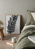 Cuadro decorativo de estilo minimalista y blanco_y_negro colocado en sala, hoja botánica en trazo minimalista, modelo Trazado de Hoja