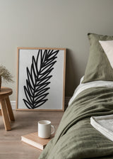 Cuadro decorativo de estilo minimalista y blanco_y_negro colocado en sala, hoja botánica en trazo minimalista, modelo Trazado de Hoja