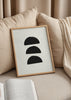 Cuadro decorativo de estilo minimalista y blanco_y_negro colocado en sala, composición abstracta minimalista en blanco y negro, modelo Tres Piezas