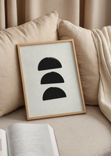Cuadro decorativo de estilo minimalista y blanco_y_negro colocado en sala, composición abstracta minimalista en blanco y negro, modelo Tres Piezas