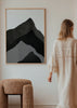 Cuadro decorativo de estilo minimalista y blanco_y_negro colocado en salón, montañas abstractas en blanco y negro, modelo 4 Black Mountains