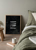 Abstraktes Wandbild mit vier horizontalen weißen Linien auf schwarz texturiertem Hintergrund, tiefen grauen Kontrasten und minimalistisch modernem Stil. Erhältlich auf kudeko.com