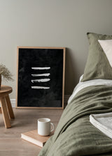 Abstraktes Wandbild mit vier horizontalen weißen Linien auf schwarz texturiertem Hintergrund, tiefen grauen Kontrasten und minimalistisch modernem Stil. Erhältlich auf kudeko.com
