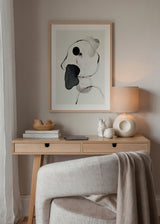 Cuadro decorativo de estilo minimalista y blanco_y_negro colocado en salón, composición abstracta orgánica en blanco y negro, modelo Abstract World No1.