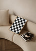 Cuadro decorativo de estilo minimalista y blanco_y_negro colocado en salón, patrón ajedrezado en blanco y negro, modelo Ajedrez