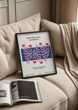 Cuadro decorativo de estilo minimalista y blanco_y_negro colocado en salón, ilustración floral botánica en rosa y azul, modelo Blossom Collection XV