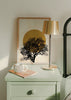 Cuadro decorativo de estilo minimalista y blanco_y_negro colocado en salón, árbol en silueta al atardecer, modelo Cálido Atardecer