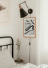 Cuadro decorativo de estilo minimalista y blanco_y_negro colocado en salón, trazos abstractos en blanco y negro, modelo Caminos