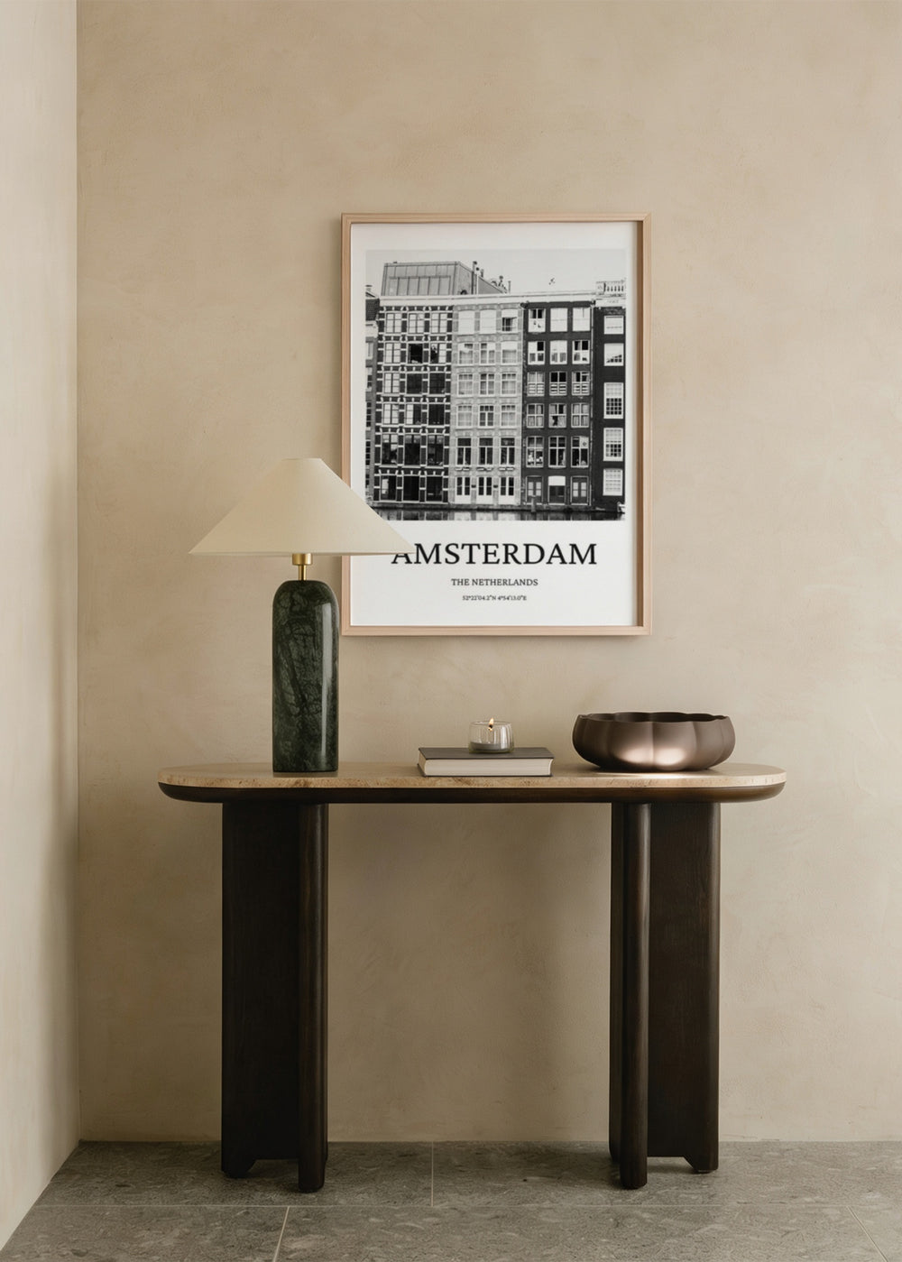 Wandbild mit schmalen Häusern von Amsterdam am Kanal, in Weiß, Schwarz und Grau, mit urbaner Komposition im eleganten fotografischen Stil und ruhiger Atmosphäre. Erhältlich auf kudeko.com
