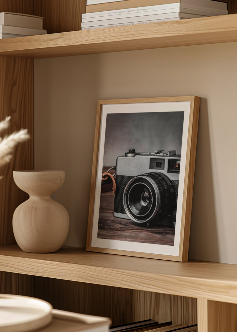 Wandbild mit Retro Kamera im Vordergrund auf Holzfläche, in Grau, Schwarz und Braun, mit elegantem nostalgischem Vintage Stil und markanter Ausstrahlung. Erhältlich auf kudeko.com
