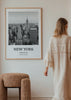 Cuadro decorativo de estilo minimalista y blanco_y_negro colocado en salón, fotografía urbana de Nueva York en blanco y negro, modelo Cuadro Nueva York