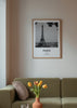 Cuadro decorativo de estilo minimalista y blanco_y_negro colocado en salón, Fotografía en blanco y negro de París con la Torre Eiffel, modelo Cuadro París