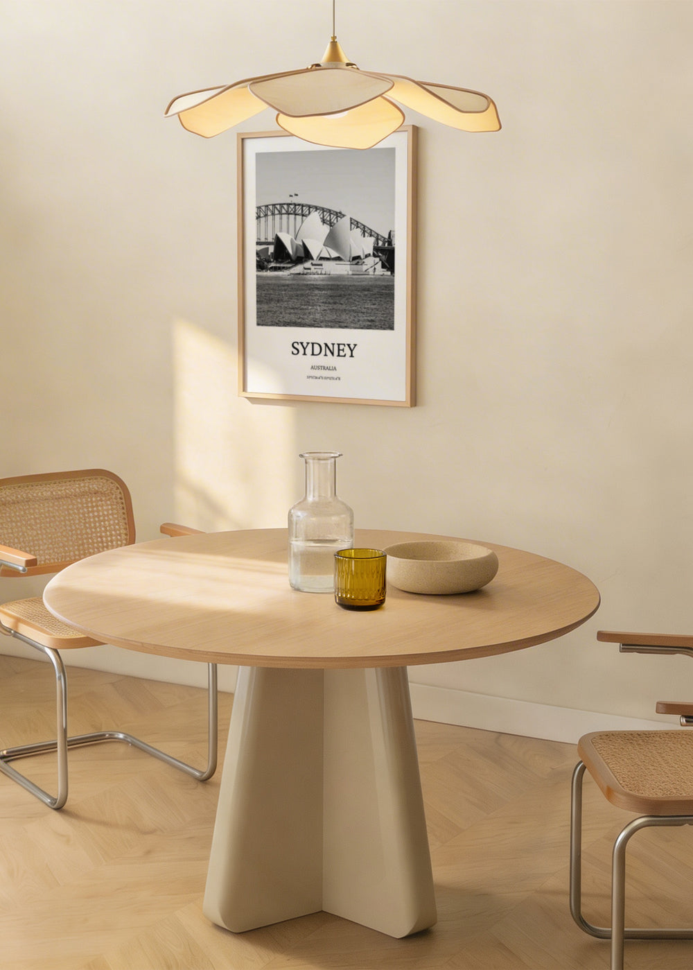Wandbild der Sydney Opera am Hafen, mit metallischer Brücke im Hintergrund, Wasser im Vordergrund, in Grau, Weiß und Schwarz, fotografischer Stil mit eleganter urbaner Ausstrahlung. Erhältlich auf kudeko.com