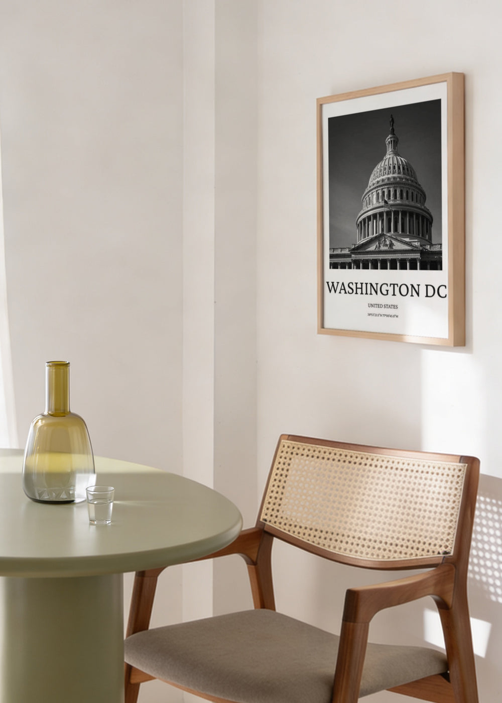 Gerahmtes Wandbild mit Fotografie des Kapitols in Washington DC, monumentaler Kuppel, klassischen Säulen, weißen, schwarzen und grauen Tönen, eleganter urbaner Bildsprache. Erhältlich auf kudeko.com