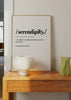 Quadro emoldurado com a palavra serendipity em tipografia preta, fundo branco, definição em inglês, linhas finas e estilo editorial limpo e elegante. Disponível em kudeko.com