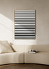 Wandbild mit horizontalen schwarzen Streifen auf weißem Hintergrund, klarem Kontrast, geordneter Komposition und sachlichem geometrischem Stil für moderne Räume. Erhältlich auf kudeko.com