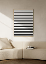 Wandbild mit horizontalen schwarzen Streifen auf weißem Hintergrund, klarem Kontrast, geordneter Komposition und sachlichem geometrischem Stil für moderne Räume. Erhältlich auf kudeko.com